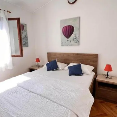 Valentinovo - One Bedroom With Sea View A Apartmán *